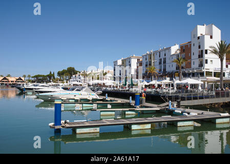 Yachten und Boote in Vilamoura Marina vor Anker. Algarve Portugal Stockfoto