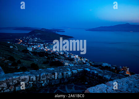 Frühe Nacht Landschaft von Lekuresi Schloss, Saranda, Albanien mit Adria Küste, Clear Spring Sky mit Haze, Kerkira Insel in Griechenland im Hintergrund Stockfoto