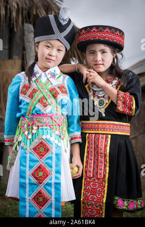 Hmong-Mädchen feiern das neue Jahr in lebendiger traditioneller Kleidung und zeigen das reiche kulturelle Erbe von Muang Sing, Laos. Stockfoto