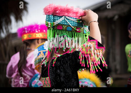 Hmong-Mädchen feiern das neue Jahr in lebendiger traditioneller Kleidung und zeigen das reiche kulturelle Erbe von Muang Sing, Laos. Stockfoto