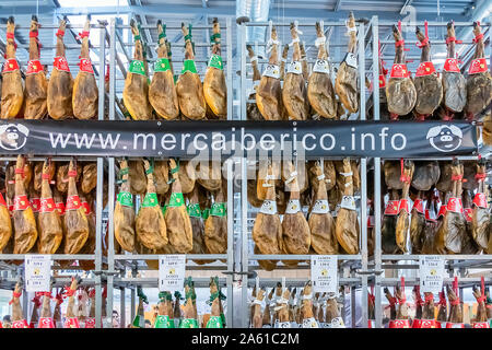 Aracena, Huelva, Spanien - Oktober 20, 2019: Aussteller der ausgehärteten Iberico Schinken Schwein in 2019 iberischer Schinken Messe von Aracena Stockfoto