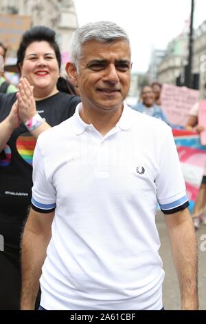 Bürgermeister von London, Sadiq Khan während der Parade. die 50. CSD-Parade toke durch das Zentrum von London mit über einer Million Teilnehmern. Stockfoto