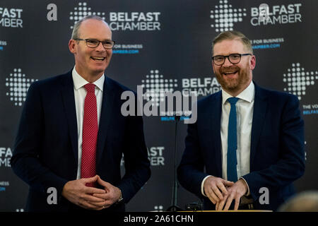 Stellvertretende Premierministerin Simon Coveney (links) mit Belfast Kammer Geschäftsführer Simon Hamilton im Crown Plaza Hotel während der jährlichen Belfast Handelskammer Mittagessen. Stockfoto