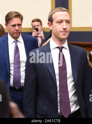 Washington, United States. 23 Okt, 2019. Facebook CEO Mark Zuckerberg kommt, um vor einer Kongreßhörfähigkeit auf 'Eine Untersuchung von Facebook und seine Auswirkungen auf die Finanz- und Wohnungswirtschaft" auf dem Capitol Hill in Washington, DC am Mittwoch, 23. Oktober 2019 bezeugen. Foto von Pat Benic/UPI Quelle: UPI/Alamy leben Nachrichten Stockfoto