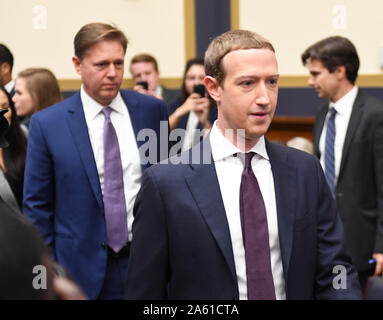 Washington, United States. 23 Okt, 2019. Facebook CEO Mark Zuckerberg kommt, um vor einer Kongreßhörfähigkeit auf 'Eine Untersuchung von Facebook und seine Auswirkungen auf die Finanz- und Wohnungswirtschaft" auf dem Capitol Hill in Washington, DC am Mittwoch, 23. Oktober 2019 bezeugen. Foto von Pat Benic/UPI Quelle: UPI/Alamy leben Nachrichten Stockfoto