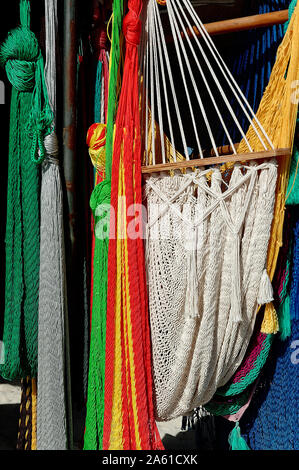 Cozumel, Quintana Roo, Mexiko - 25. November 2006: bunte Hängematten als Souvenirs verkauft. Stockfoto