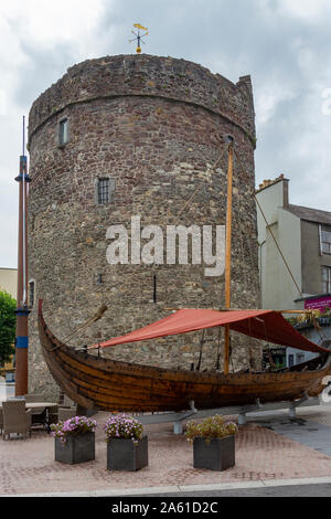 Waterford. Irland. 06.10.16. Replica Viking Longboat und Reginald's Tower in der Stadt Waterford in der Republik Irland. Stockfoto
