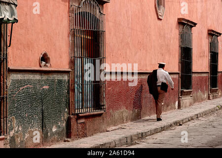 San Miguel de Allende, Guanajuato, Mexiko - Dezember 5, 2004: ein Polizist in Uniform Spaziergänge auf dem Bürgersteig in der Nähe der Innenstadt Stockfoto