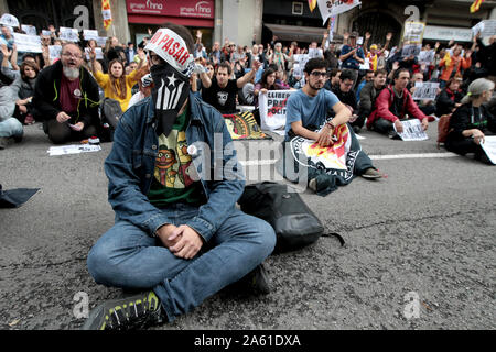 Barcelona, Katalonien, Spanien??; 10/23/2019. - Demonstration für die Freiheit der politischen Gefangenen von Katalonien von Picknick von der Republik einberufen, endet vor dem Polizeipräsidium mit einem Sit-in und eine Hommage an die Menschen, die ein Auge, weil der Gummi Kugeln, die Polizei erschiesst in den Auseinandersetzungen. foto: Juan Carlos Rojas/Picture Alliance | Verwendung weltweit verloren haben. Stockfoto