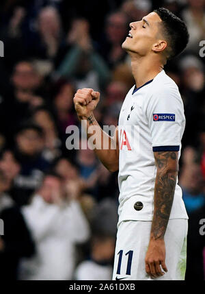 Erik Lamela von Tottenham Hotspur feiert nach dem Scoring seine Mannschaften viertes Ziel - Tottenham Hotspur v Roter Stern Belgrad, der UEFA Champions League - Gruppe B, Tottenham Hotspur Stadion, London, UK - 22. Oktober 2019 Stockfoto