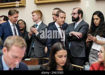 Washington, DC, USA. 23 Okt, 2019. Facebook CEO Mark Zuckerberg kommt für die Aussage vor dem House Financial Services Committee auf dem Capitol Hill am Oktober, 23, 2019. Quelle: Michael A. McCoy/ZUMA Draht/Alamy leben Nachrichten Stockfoto