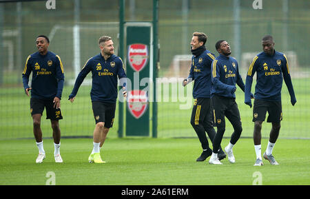 Arsenal (links-rechts) Joe Willock, Shkodran Mustafi, Mesut, Ainsley Maitland-Niles Ozil und Nicolas Pepe während des Trainings in London Colney, London. Stockfoto