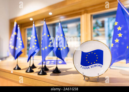 23. Oktober 2019 Frankreich (Frankreich), Straßburg: Souvenirs, die mit der Flagge der Europäischen Union und den Worten "Ich liebe Europa" sind in einem Souvenirshop im Gebäude des Europäischen Parlaments angezeigt. Foto: Philipp von Ditfurth/dpa Stockfoto