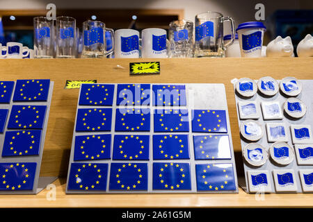 23. Oktober 2019 Frankreich (Frankreich), Straßburg: Souvenirs, die mit der Flagge der Europäischen Union und den Worten "Ich liebe Europa" sind in einem Souvenirshop im Gebäude des Europäischen Parlaments angezeigt. Foto: Philipp von Ditfurth/dpa Stockfoto