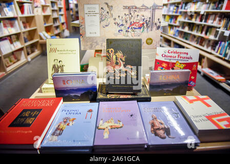 London, Großbritannien. 22 Okt, 2019. Foto aufgenommen am Okt. 22, 2019 zeigt die "chinesische Bücherregal' bei Foyles Buchhandlung in London, Großbritannien. "Chinesische Bücherregal", ein Projekt mit dem Ziel, lokalen Leser einen Zugang zu chinesischen Bücher und Kultur zur Verfügung zu stellen, wurde Dienstag hier. Im Inneren Foyles Buchhandlung an der Charing Cross Road, in der Nähe des British Museum und Chinatown, die 'China Bücherregal" mehr als 100 Arten von Büchern wie Literatur einführt, Märchens, wirtschaftlichen Veröffentlichungen und politischen Arbeiten. Credit: Stephen Chung/Xinhua/Alamy leben Nachrichten Stockfoto