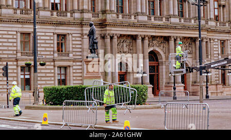 Glasgow, Schottland, Großbritannien. 23. Okt 2019. In herbstlichen Farben auf dem George Square die staatsbürgerlichen Herzen der Stadt die ersten Anzeichen des Winters als Arbeiter sah, begann die Aufgabe, die Glasgow liebt Weihnachten 2019 Weihnachten Dekoration Leuchten, die ihre Verwandlung in ein Winterwunderland vor der Prognose der Schnee am Wochenende sieht. Credit: Gerard Fähre / alamy Leben Nachrichten Stockfoto