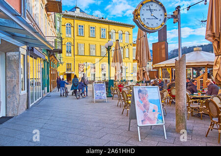 BAD ISCHL, Österreich - 25. FEBRUAR 2019: Die überfüllten Café im Freien in Schropferplatz Platz, gesäumt von Geschäften und historischen Bauten, die am 25. Februar i Stockfoto