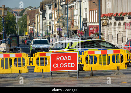 Maidstone, Kent, Großbritannien. Polizei Absperren der Innenstadt auf einem Sonntag Morgen während der forensischen Teams der Schauplatz von mehreren Messerstechereien über Nacht zu untersuchen. Stockfoto