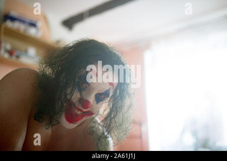 Dnipro, Ukraine - Oktober 22, 2019: Porträt der cosplayer in das Bild eines Verrückten clown Arthur Fleck aus dem Psychologischen Thriller 'Joker' in Th Stockfoto