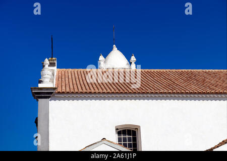 Moncarapacho weiß bemalte Kirche unserer Lieben Frau von Gnade, Praca Da Reublica, Moncarapacho. Algarve, Portugal. Stockfoto