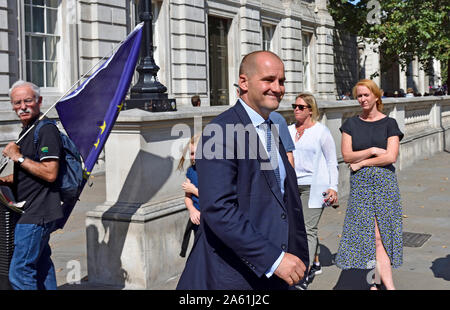 Jake Berry MP (Con: Rossendale und Darwen) Minister für den nördlichen Kraftpaket und lokalen Wachstum, Verlassen des Cabinet Office, August 2019 Stockfoto