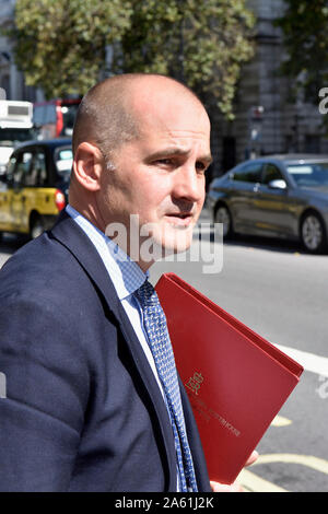 Jake Berry MP (Con: Rossendale und Darwen) Minister für den nördlichen Kraftpaket und lokalen Wachstum, Verlassen des Cabinet Office, August 2019 Stockfoto