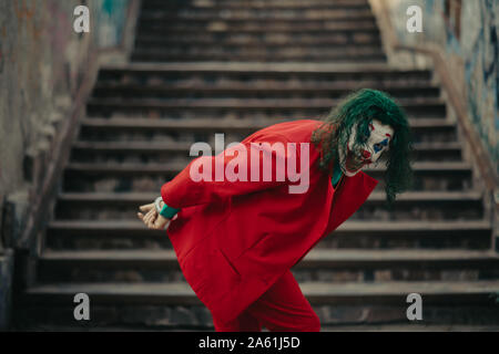 Dnipro, Ukraine - Oktober 22, 2019: Cosplayer in das Bild eines Verrückten clown Arthur Fleck aus dem Psychologischen Thriller' steht Joker' mit Handschellen gefesselt und Stockfoto