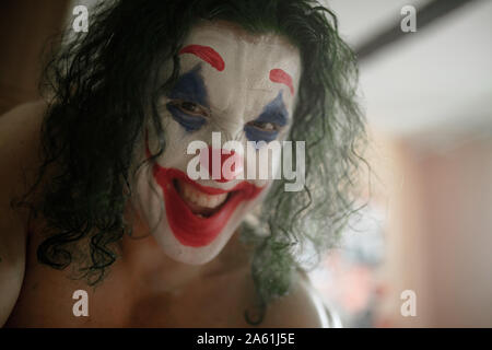 Dnipro, Ukraine - Oktober 22, 2019: Porträt der cosplayer in das Bild eines Verrückten clown Arthur Fleck aus dem Psychologischen Thriller 'Joker' in Th Stockfoto