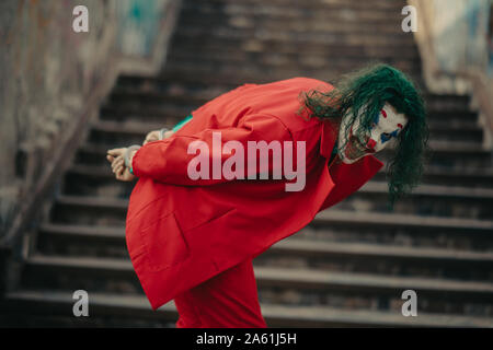 Dnipro, Ukraine - Oktober 22, 2019: Cosplayer in das Bild eines Verrückten clown Arthur Fleck aus dem Psychologischen Thriller' steht Joker' mit Handschellen gefesselt und Stockfoto