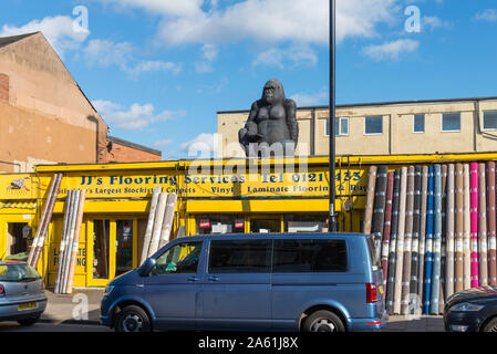 Kleine unabhängige Teppich Shop mit großen Modell von King Kong auf dem Dach auf Pershore Road, Stirchley Birmingham, Großbritannien Stockfoto