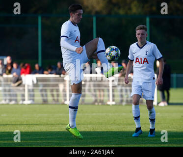 ENFIELD, England. 22. Oktober: Luis Binks von Tottenham Hotspur während UAFA Youth League zwischen den Tottenham Hotspur und Crvena Zvezda (Roter Stern Belgrad Stockfoto