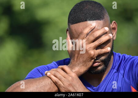 African American männlichen Athleten und Traurigkeit Stockfoto