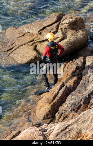 Coruna/Spanien - 23. Oktober 2019: Spanisch search und Rescue Diver für Überlebende während einer Übung in Coruna Spanien sucht Stockfoto