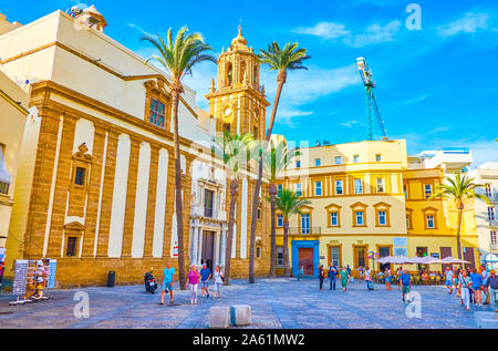 CADIZ, Spanien - 19 September, 2019: Die schönen andalusischen Architektur der Gebäude an der Plaza de la Catedral mit herrlichen Wände von Santiago de C Stockfoto