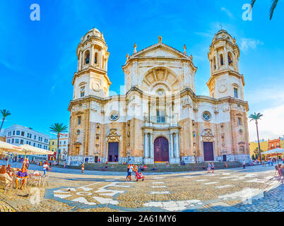 CADIZ, SPANIEN - 19. SEPTEMBER 2019: Die herrliche Kathedrale von Cadiz mit hohen Kirchtürme und ungewöhnliche zentrale Portal ist die wichtigste touristische Attraktion in Stockfoto