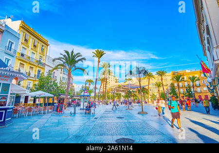 CADIZ, Spanien - 19 September, 2019: Die Plaza de San Juan de Dios ist einer der größten Plätze in der Altstadt mit seinen zahlreichen Restaurants, Geschäften und anderen Stockfoto