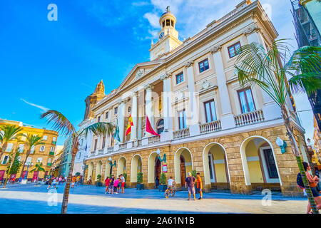 CADIZ, SPANIEN - 19. SEPTEMBER 2019: Die Fassade des ayuntamiento (Rathaus) mit der Clock Tower auf der Spitze, an der Plaza de San Juan de Di entfernt Stockfoto