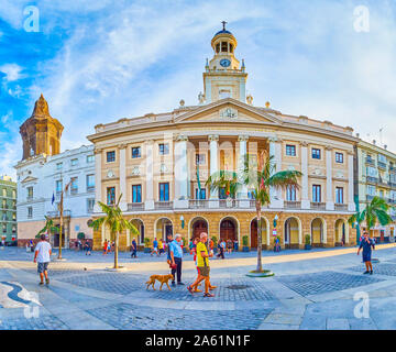 CADIZ, Spanien - 19 September, 2019: Die schöne Fassade des alten Rathauses von Cadiz mit Glockenturm und die Kirche San Juan de Dios an i Stockfoto