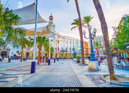 CADIZ, Spanien - 19 September, 2019: Die große Fußgängerzone auf der Plaza de San Juan de Dios mit zahlreichen Restaurants und Markisen über der zentralen Stockfoto