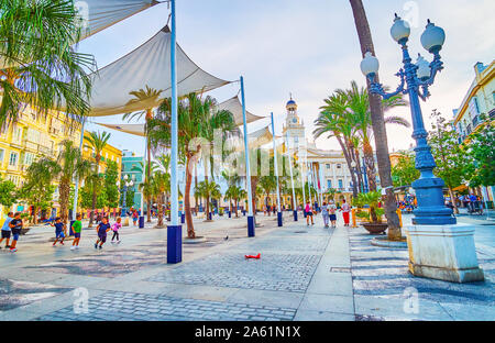 CADIZ, Spanien - 19 September, 2019: Die Gruppe der Kins spielen und laufen rund um die große Fußgängerzone Plaza de San Juan de Dios, der zentralen Walking sq Stockfoto