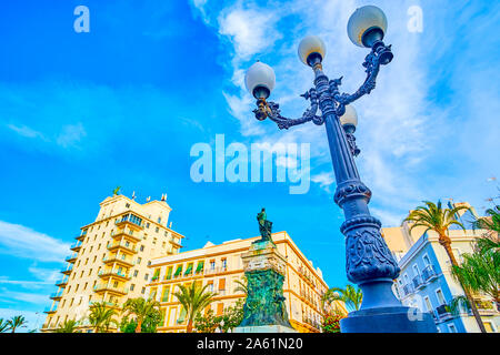 Die schönen geschnitzten Metall vintage Straßenlaternen an der Plaza de San Juan de Dios und dem Denkmal für segismundo Moret auf dem Hintergrund, Cadiz, Spanien Stockfoto