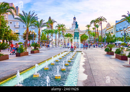 CADIZ, Spanien - September 19, 2019: Der Brunnen inmitten der San Juan de Dios Square mit Blick auf Moret Monument und Rathaus auf dem Hintergrund, auf Sep Stockfoto