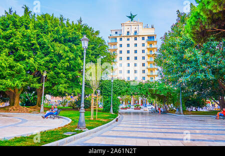 CADIZ, SPANIEN - 19. SEPTEMBER 2019: Spaziergang in den kleinen Park entlang des Paseo de Canalejas Street und der Art der andalusischen Gärten im geschäftigen Städten genießen, auf Se Stockfoto