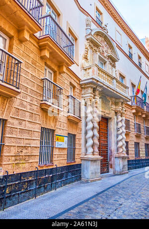 CADIZ, Spanien - 19 September, 2019: Die erstaunliche Eingangsportal der provinziellen Historisches Archiv mit gekrümmten Spalten in engen mittelalterlichen Straße, im Septe Stockfoto