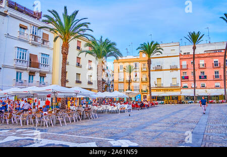 CADIZ, SPANIEN - 19. SEPTEMBER 2019: Die überfüllten Sommer Terrasse des Restaurants an der Plaza de la Catedral Platz vor der alten Kathedrale, auf Septe Stockfoto