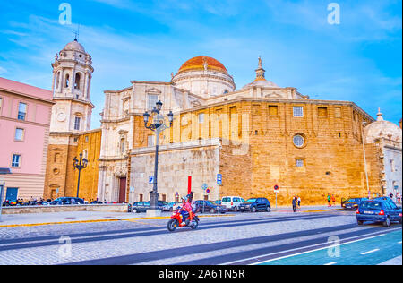 CADIZ, SPANIEN - 19. SEPTEMBER 2019: Campo del Sur Allee führt entlang der Rückseite der Dom mit seinen alten Sandsteinmauern mit kleinen Fenstern, auf Sep Stockfoto