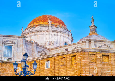 Der obere Teil von Cadiz, Kathedrale mit Marmor verkleidet und Stein Skulpturen umgeben die große Kuppel, mit roten und gelben Fliesen bedeckt, Spanien Stockfoto