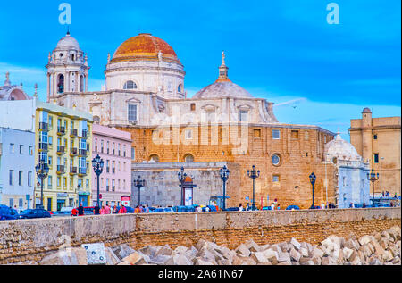 CADIZ, Spanien - 19 September, 2019: Die abendlichen Spaziergang entlang der Promenade von Campo del Sur Avenue, mit herrlichem Blick auf die mittelalterliche Architektur und Cadiz Ca Stockfoto