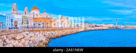 CADIZ, SPANIEN - 19. SEPTEMBER 2019: Abend Campo del Sur Avenue mit Blick auf historischen Gehäuse, die Stadtmauer, die Kathedrale, die mittelalterliche Kirche Santa Cruz und Stockfoto