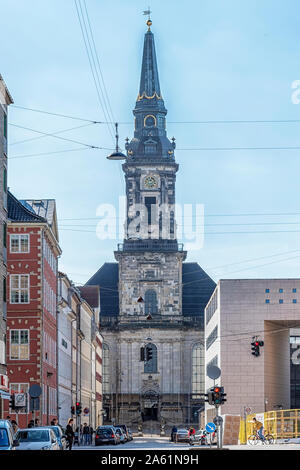 Kopenhagen, Dänemark - 21 September, 2019: die Christen Kirke in Kopenhagen völlig dieser Straße beherrscht. Stockfoto